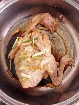 鸡肉别再煮着吃了，电饭锅一滴水不放，出锅后可以手撕