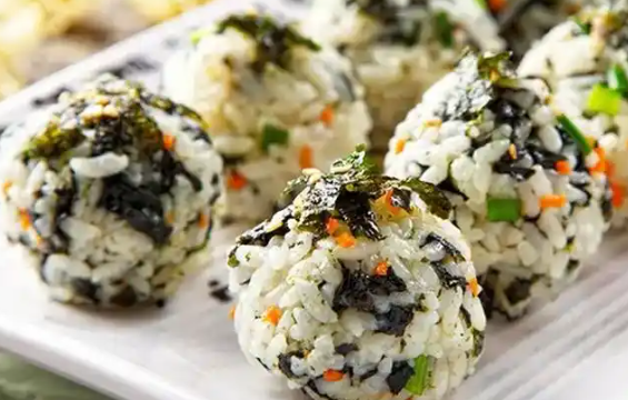 海苔饭团制作方法，推荐搭配味增汤或煎茶