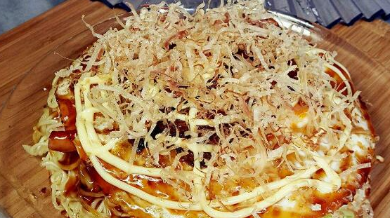 日式大阪烧（お好み焼き）制作方法，推荐搭配酱汁和蛋黄酱