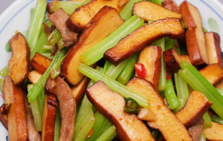 芹菜豆干炒肉丝制作方法，适合搭配米饭或作为下酒菜