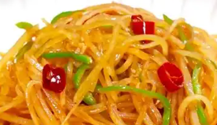 酸辣土豆丝制作方法，推荐搭配米饭或粥