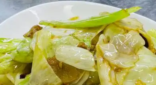 家常菜手撕包菜制作方法，脆嫩爽口，配米饭绝佳