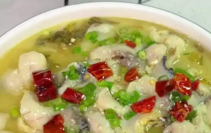 家常酸菜鱼家庭版制作方法，鱼肉嫩而不散
