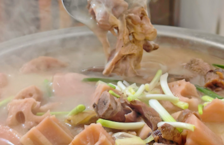 莲藕鲜鸭煲制作方法，入口粉糯回甘