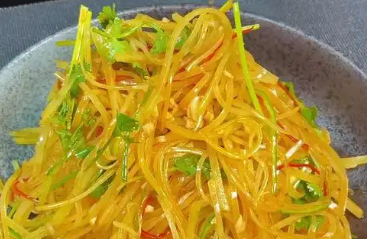 炝拌土豆丝家常菜制作方法，配粥下饭都很适合