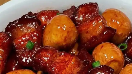 鹌鹑蛋红烧肉制作方法，搭配浓郁的酱汁，非常下饭