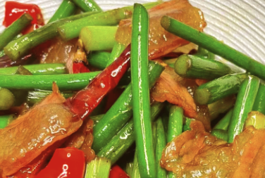 清炒蒜台腊肉制作方法，配米饭或馒头都很棒