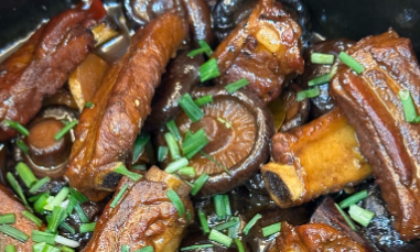 香菇焗排骨制作方法，鲜香入味，排骨软烂