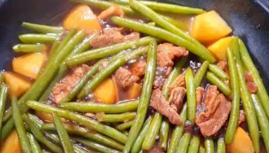 土豆豆角炖肉制作方法，汤汁浓郁，搭配米饭绝佳