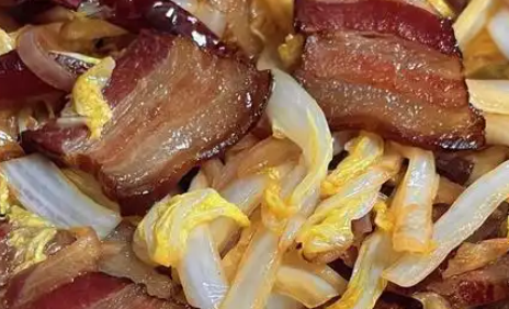 腊肉焖白菜制作方法，做法简单且下饭