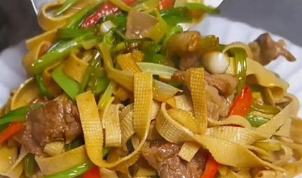 爆炒芹菜千张大盘鸡家庭版详细制作方法
