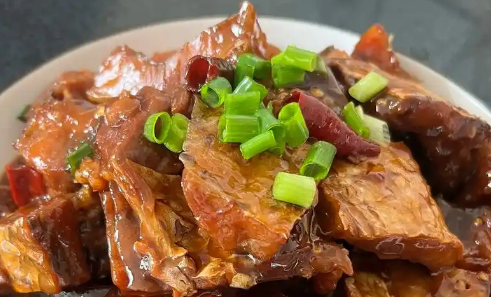 咸鱼烧肉制作方法，搭配米饭或馒头都很美味