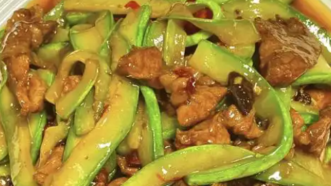 西葫芦炒五花肉制作方法，口感鲜嫩，荤素搭配