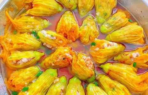 南瓜花酿肉制作方法，搭配米饭或作为宴客菜都很出彩