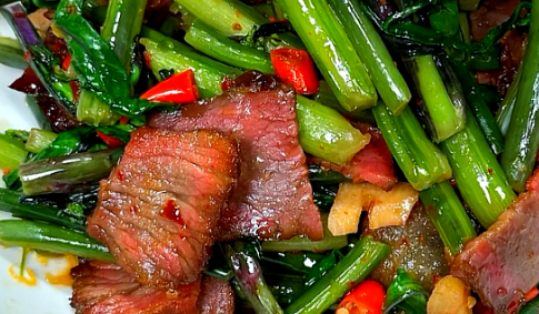 湖北省菜红菜苔炒腊肉制作方法，色泽鲜艳，风味独特