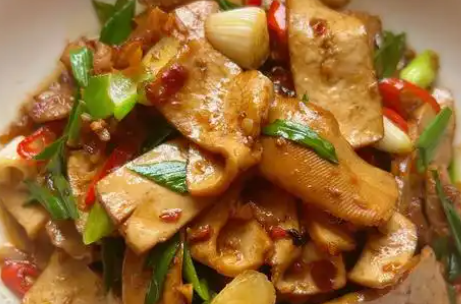 花石香干炒肉制作方法，搭配米饭或啤酒，香辣下饭