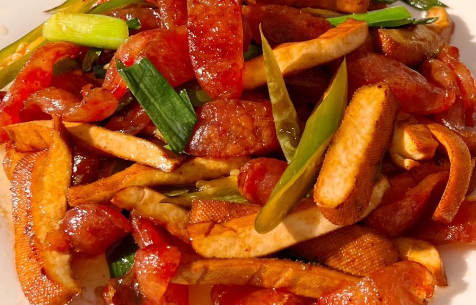 腊肠蒸豆腐干制作方法，咸香下饭，适合懒人料理或家常宴客