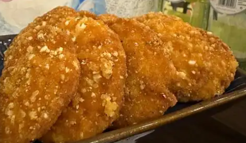 西班牙腊肠鸡蛋脆薯片制作方法，酥脆口感，适合作为下酒菜或小吃
