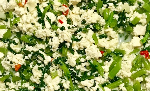 雪里蕻炒小豆腐制作方法，咸香下饭，制作简单