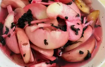 紫苏桃子姜制作方法，推荐搭配粥品或作为解腻小菜，冰镇后风味更佳