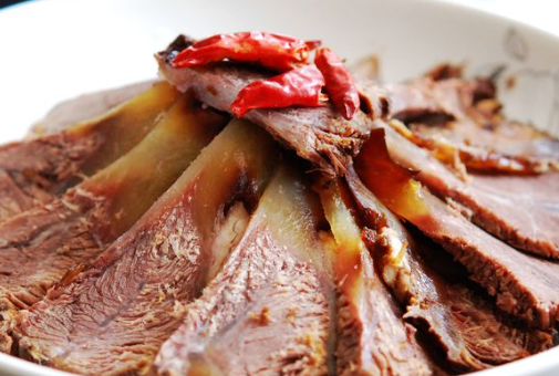 红腐乳汁酱牛肉制作方法，风味浓郁、色泽红亮