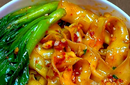 油泼面🍜制作方法，香气扑鼻，口感劲道