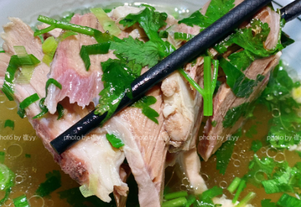 水盆羊肉制作方法，汤色清亮，肉质酥烂