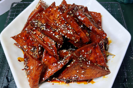 苏式卤甜咸豆腐干制作方法，以甜咸交织、酱香浓郁为特色