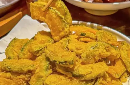 鸭蛋黄焗贝贝南瓜制作方法，一道咸香酥糯的创意菜