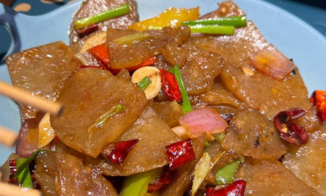 辣炒焖子制作方法，搭配辣椒等调料炒制而成，口感Q弹香辣