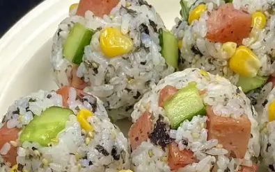 早餐饭团制作方法，可以根据个人喜好调整馅料