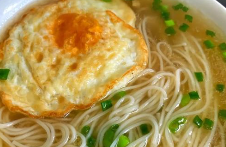 阳春面清汤面制作方法，以汤清味鲜、面条爽滑为特色